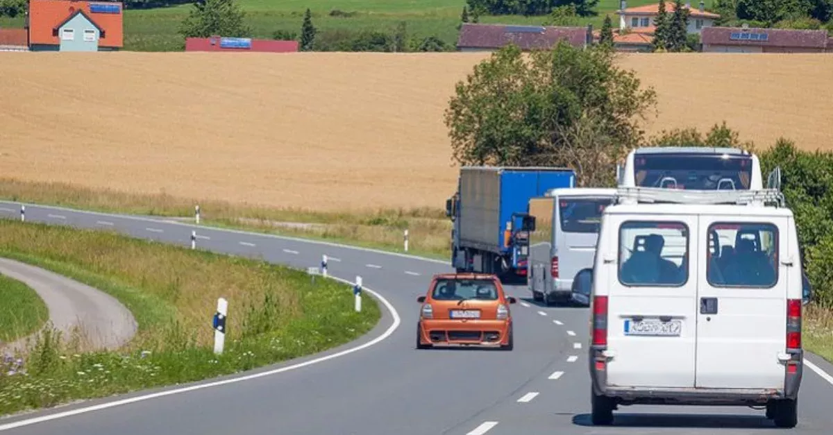Beim Überholen: Als sie in den Anhänger sieht, gefriert ihr das Blut in den Adern