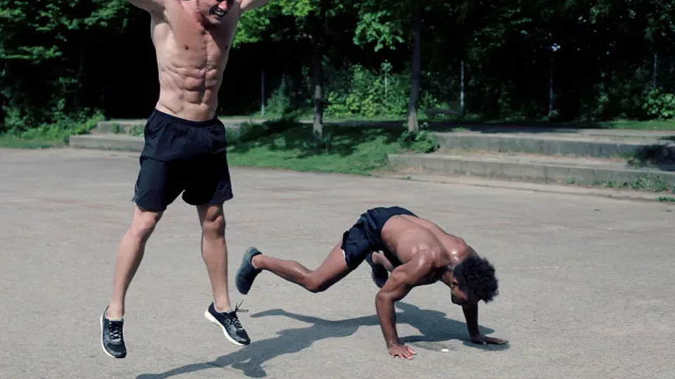 Dieser Sportler hat sich neue Arten von Burpees ausgedacht! Euer ganzer Körper wird vor Schmerzen brennen!