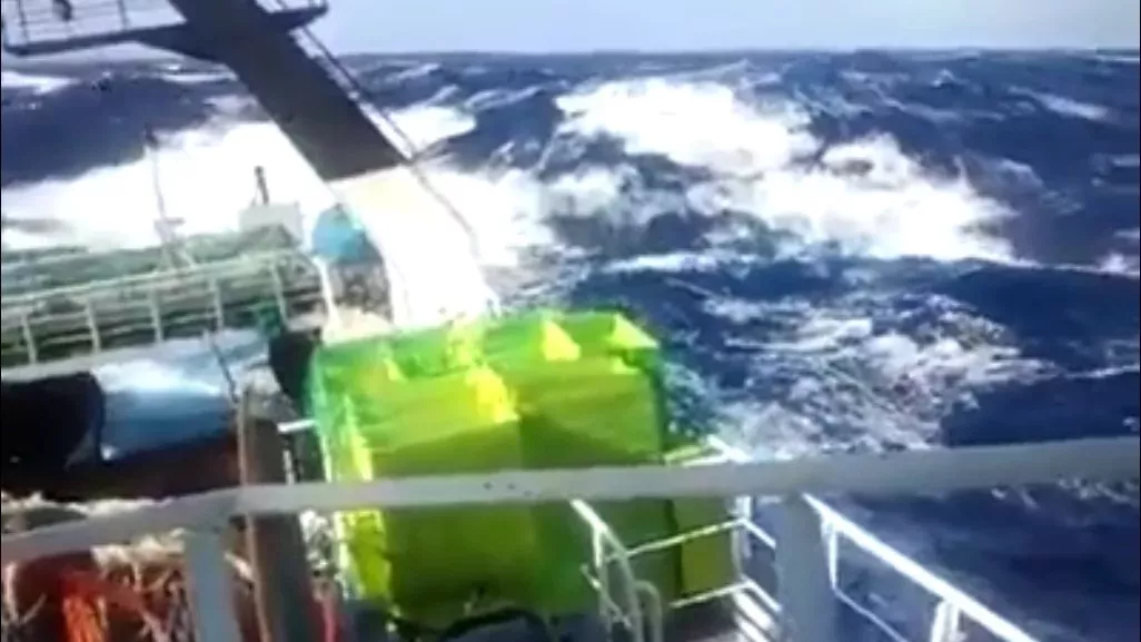 Dieses Schiff ist in ein Unwetter geraten!
