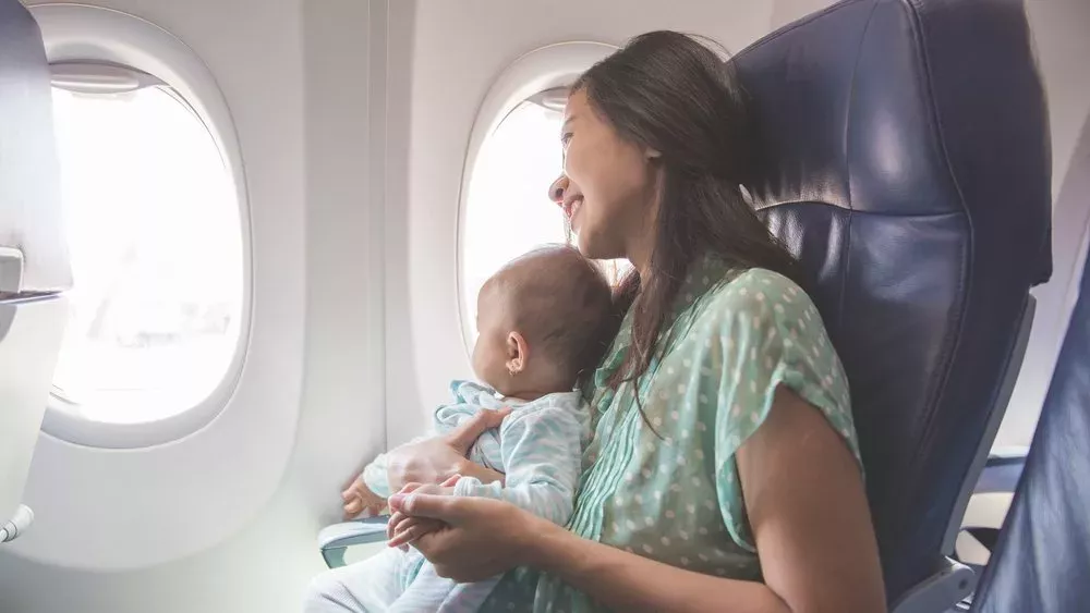 Verreisen mit kleinen Kindern: Das ist im Flugzeug zu beachten