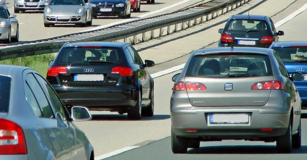 Rechts überholen? Neue Regel empört viele Autofahrer