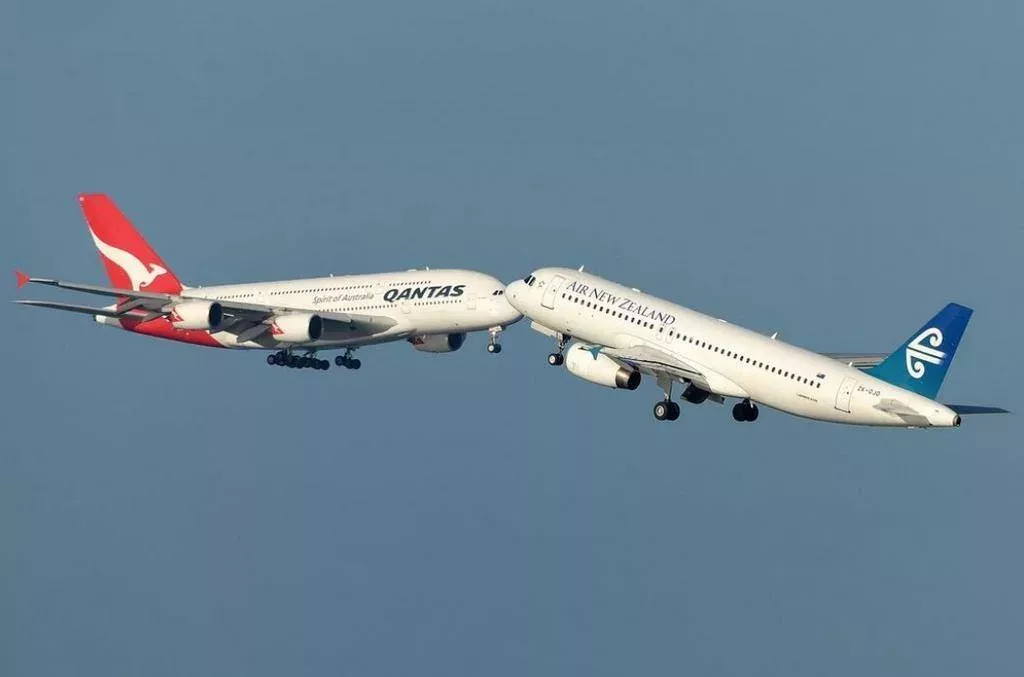 Zwei Flugzeuge setzen gleichzeitig zum Landen an