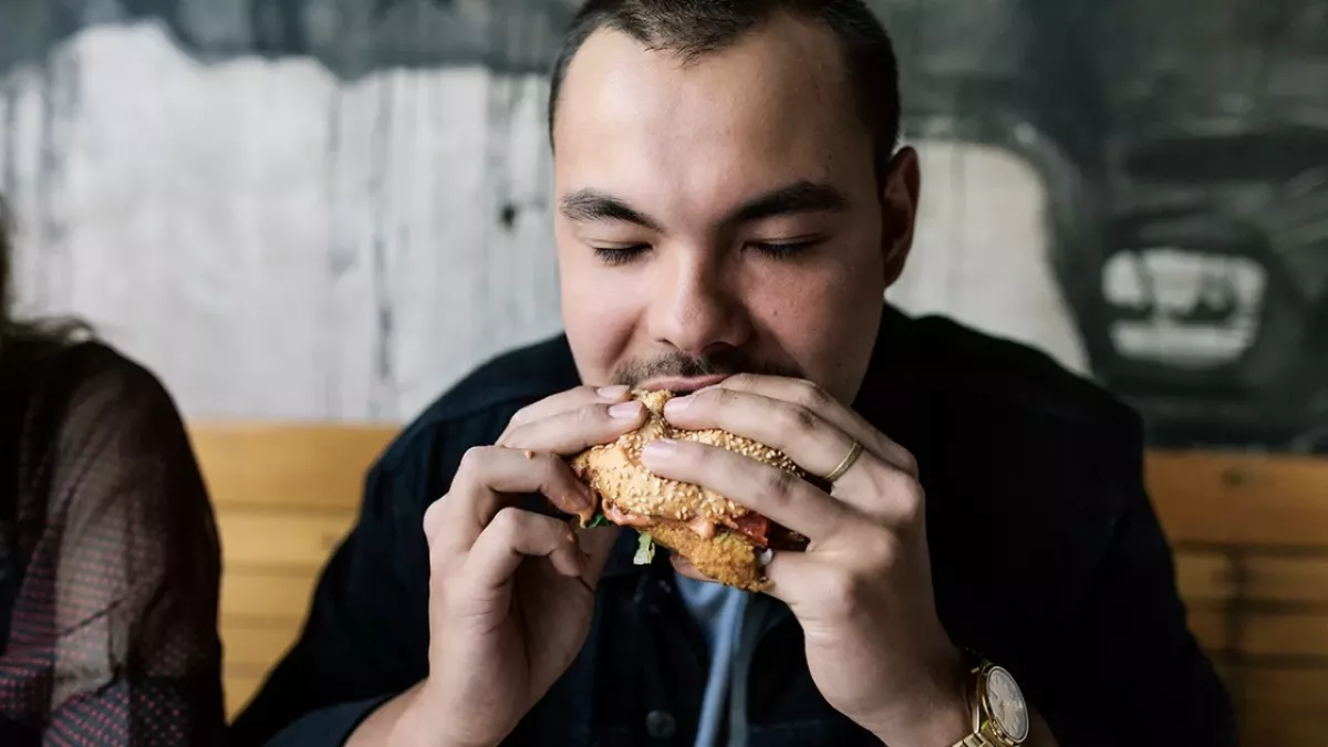 Dieses giftige Hilfsmittel benutzen Fastfood-Ketten beim Zubereiten eurer Burger