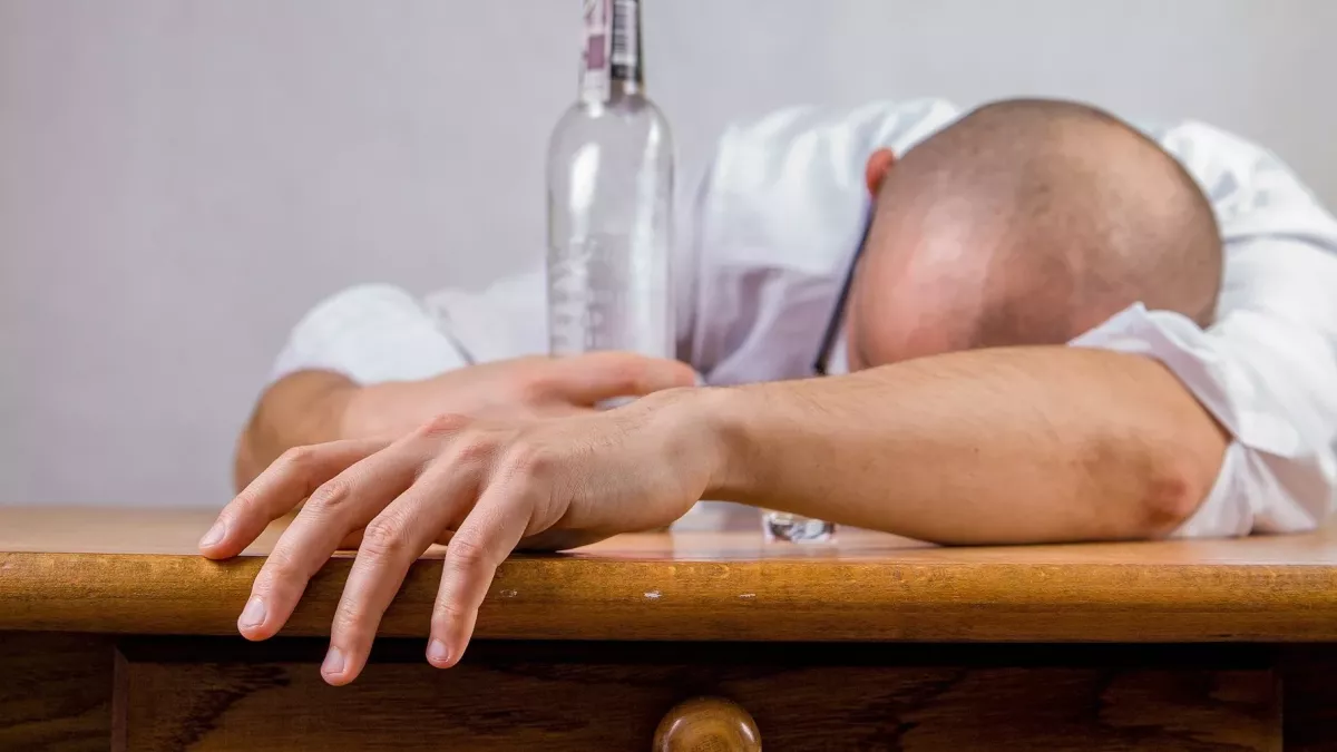 Alkoholismus: Diese Symptome warnen euch