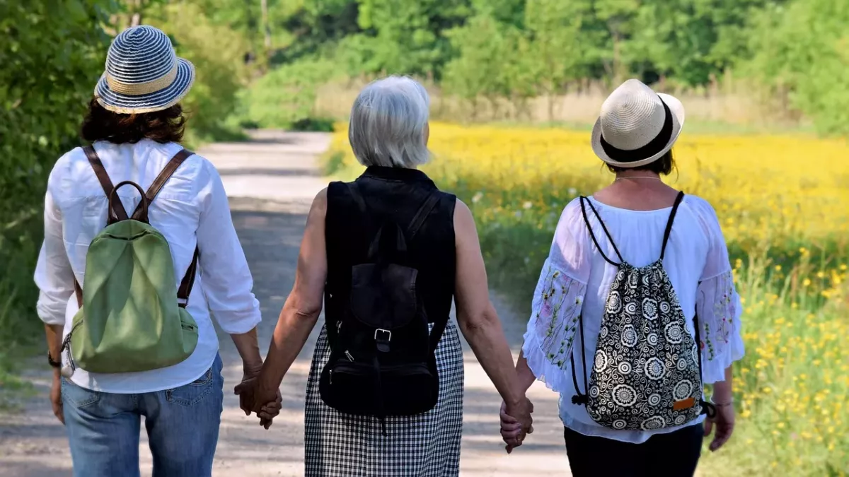 femmes, copines, nature, marcher, relation amicale, ensemble, relever, cohésion, aider, affection, générations, mère, plaisir, confiance, chemin, avenir, vieille, ménopause, connectivité, vie, excursion, bonne fête des mères, des loisirs, time out