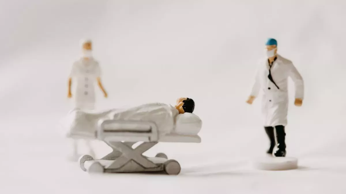 Figuren eines Intensivpatienten und zweier Mediziner
