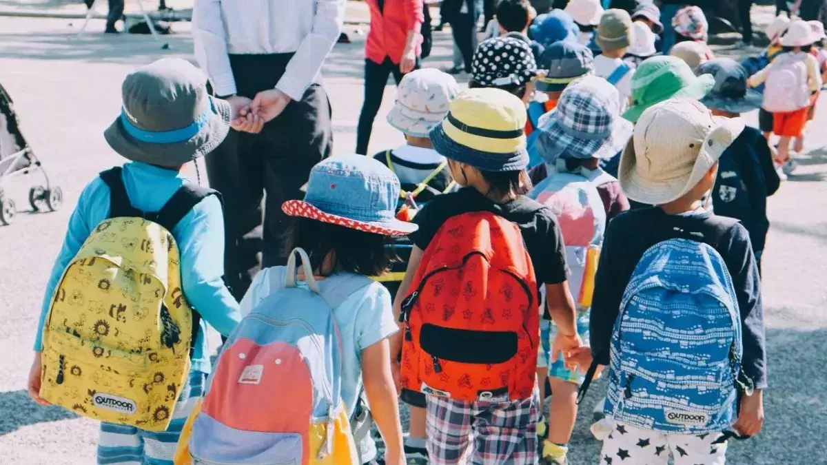 Kinder auf dem Schulweg