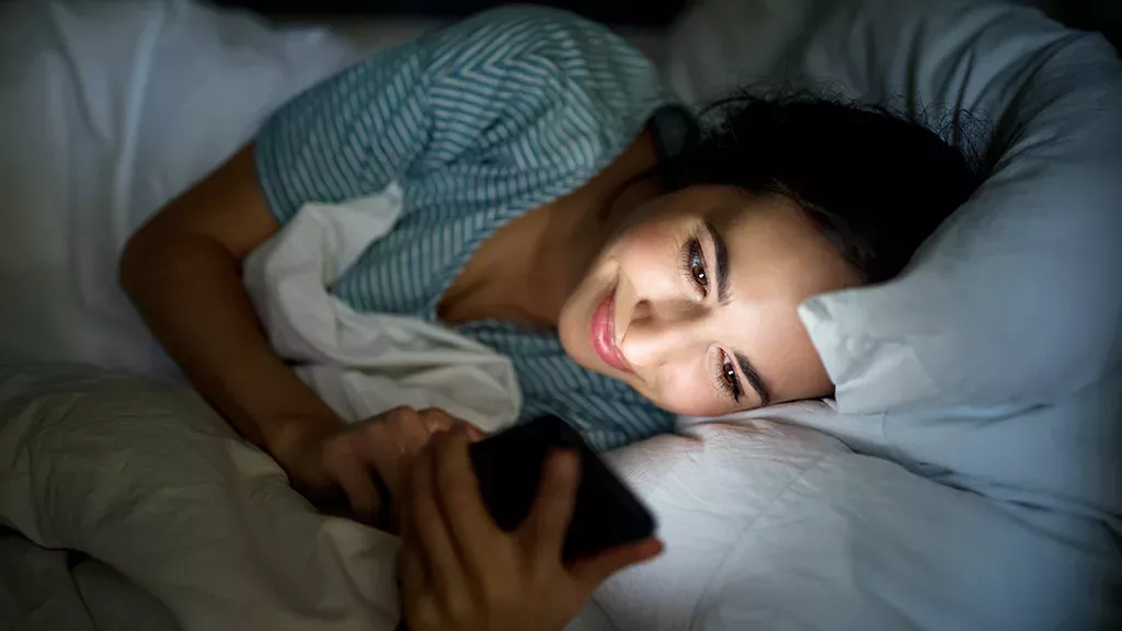 Mit dem Handy im Bett - keine gute Idee
