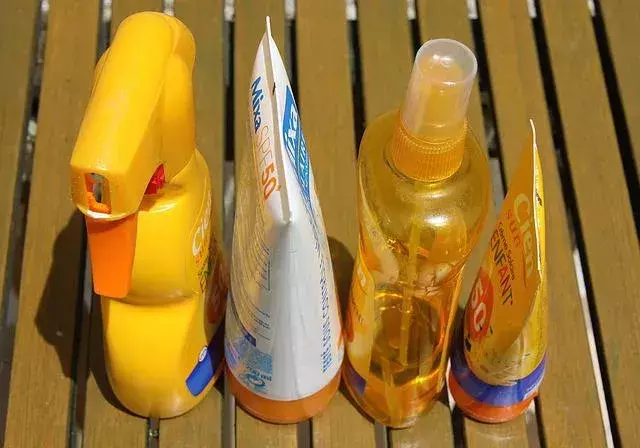 Sonnencreme vom Vorjahr wegschmeißen