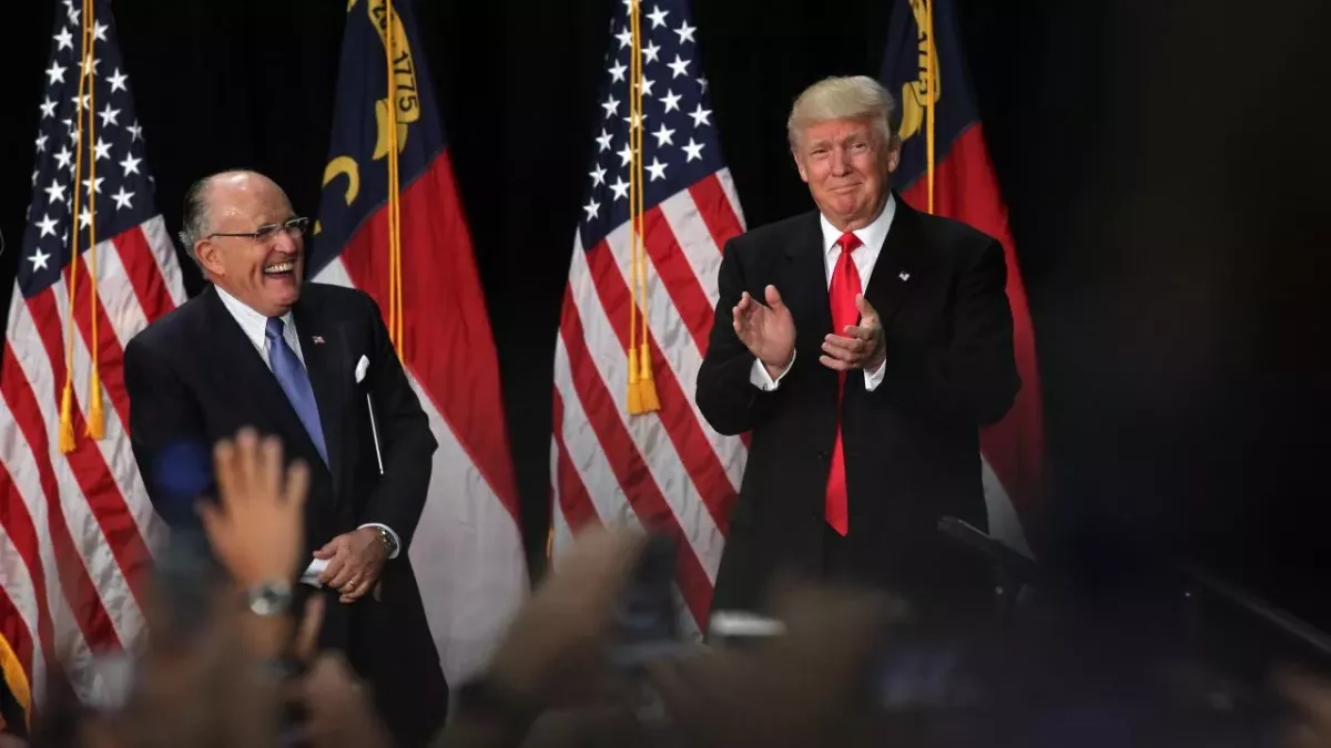 Trump und Giuliani bei einem Wahlkampfauftritt