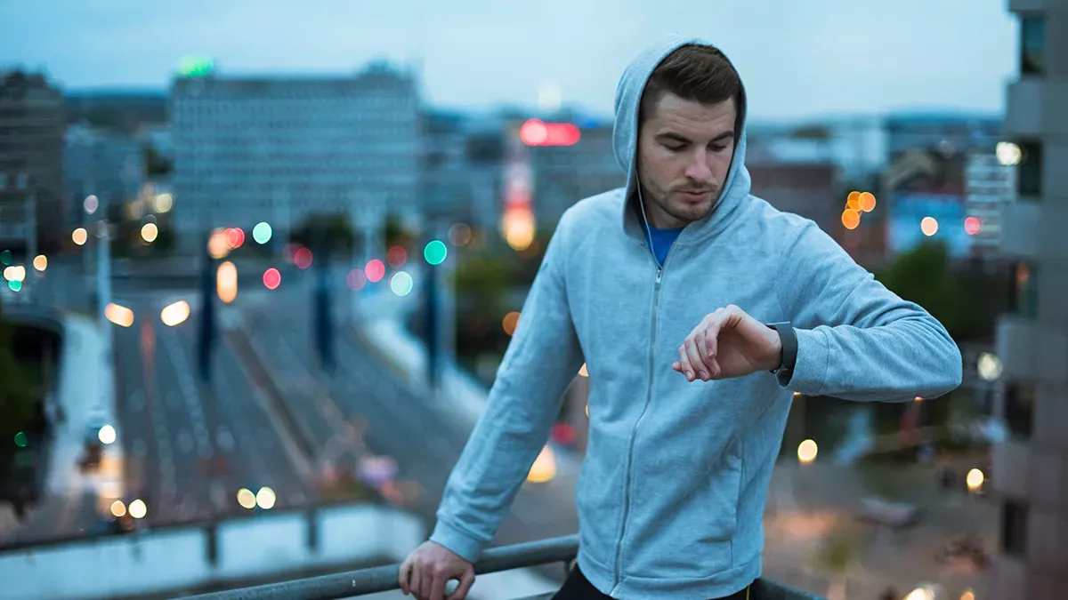 Ausgangssperre konnte diesen Mann nicht aufhalten: Er läuft einen Marathon auf seinem Balkon.