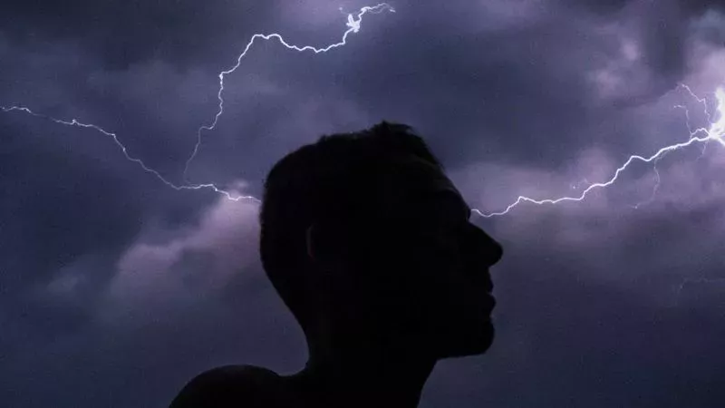 Blitz schlägt in 61-Jährigen ein ... und verbrennt seine Weichteile