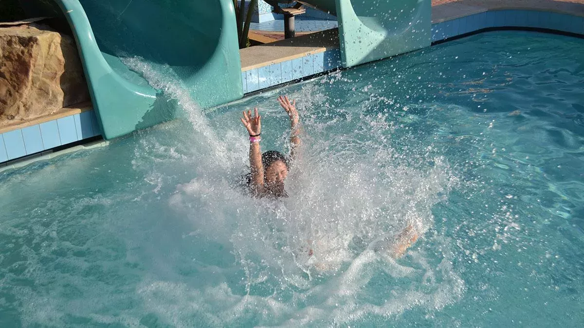 Frau hat Unfall auf der Wasserrutsche
