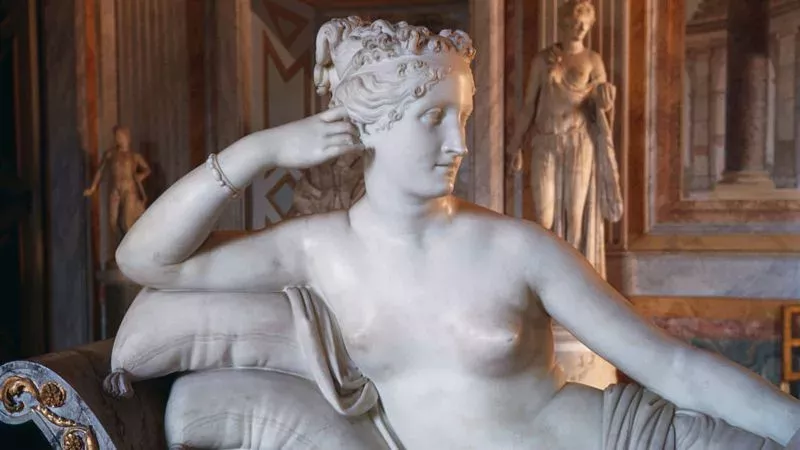 Tourist beschädigt 200 Jahre alte Statue bei Aufnahme eines Selfies