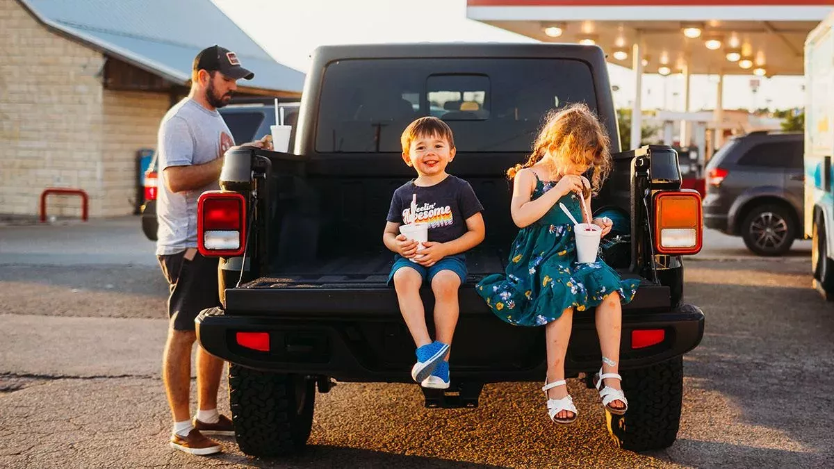 Vater gibt seinen Kindern nur Softdrinks