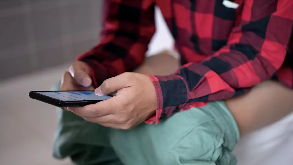 Darum ist es keine gute Idee, mit dem Smartphone aufs Klo zu gehen