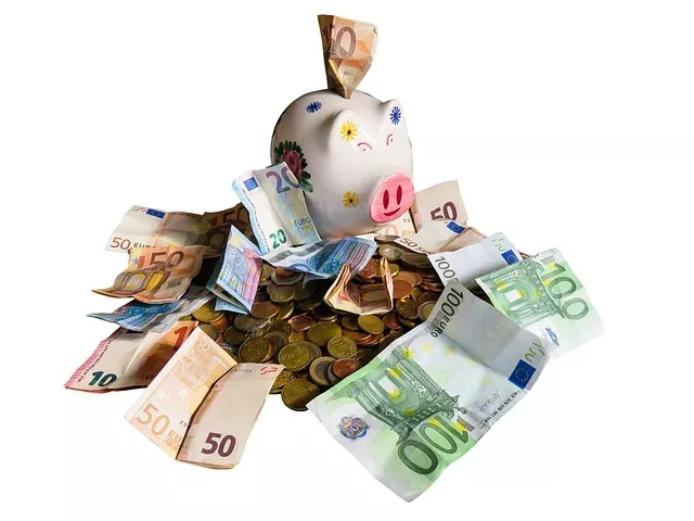 Nicht nur vorm Urlaub könnt ihr Geld sparen, sondern auch während ihr schon unterwegs seid