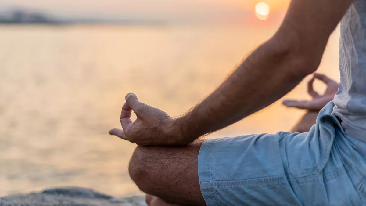 Sonnenmudra: Diese Position hilft der Verdauung.