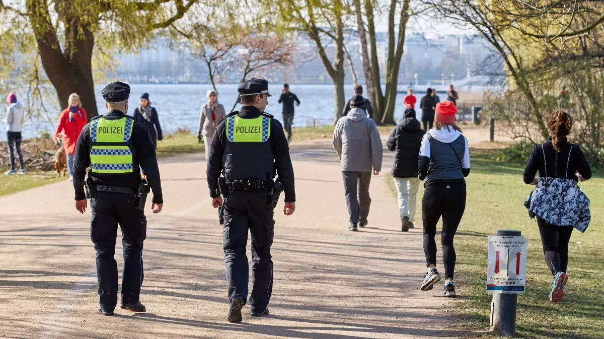 Spazierengehen in Zeiten von Corona: Hier an der Alster in Hamburg