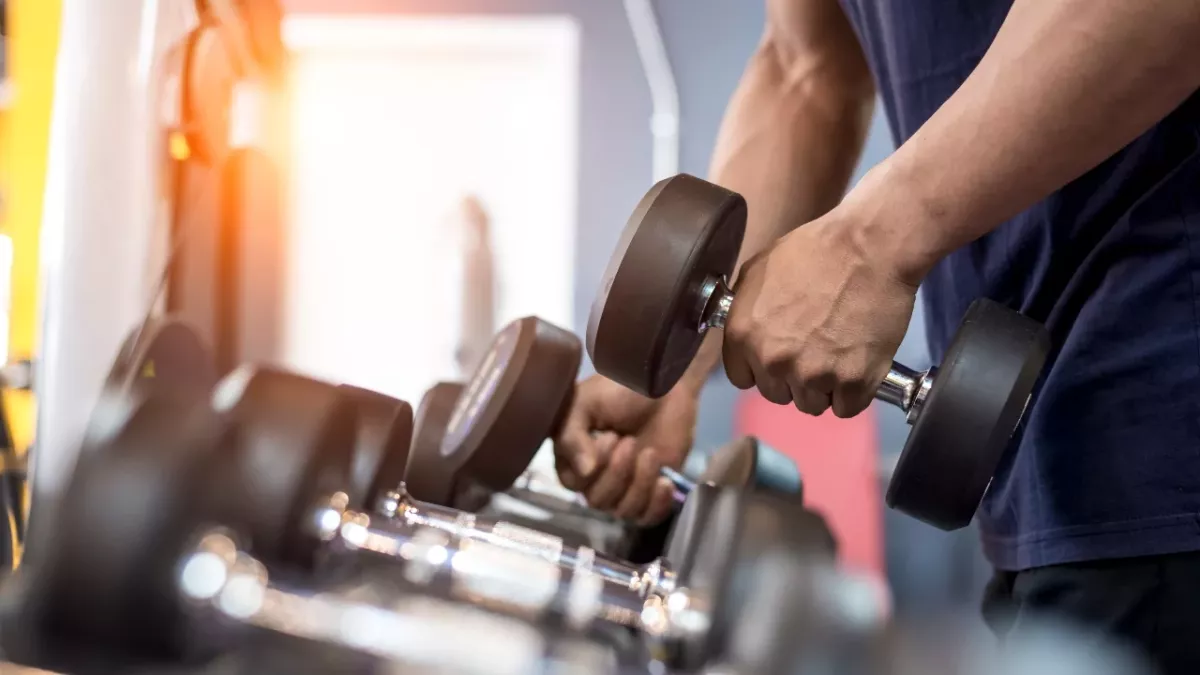 Training mit Hanteln: Mit diesen Übungen kurbelst du die Fettverbrennung an