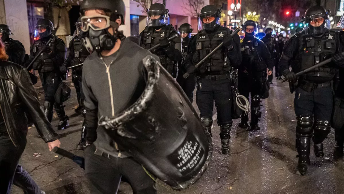 Ausschreitungen nach US-Wahl: Bewaffnete Trump-Anhänger ziehen auf die Straßen 