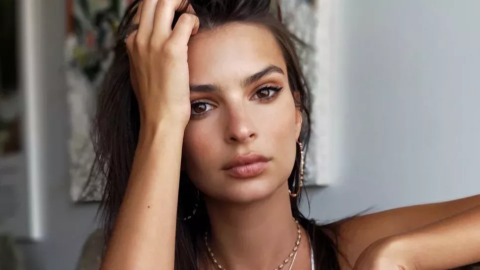 Emily Ratajkowski zeigt sich in Turnschuhen und macht ihre Fans völlig verrückt