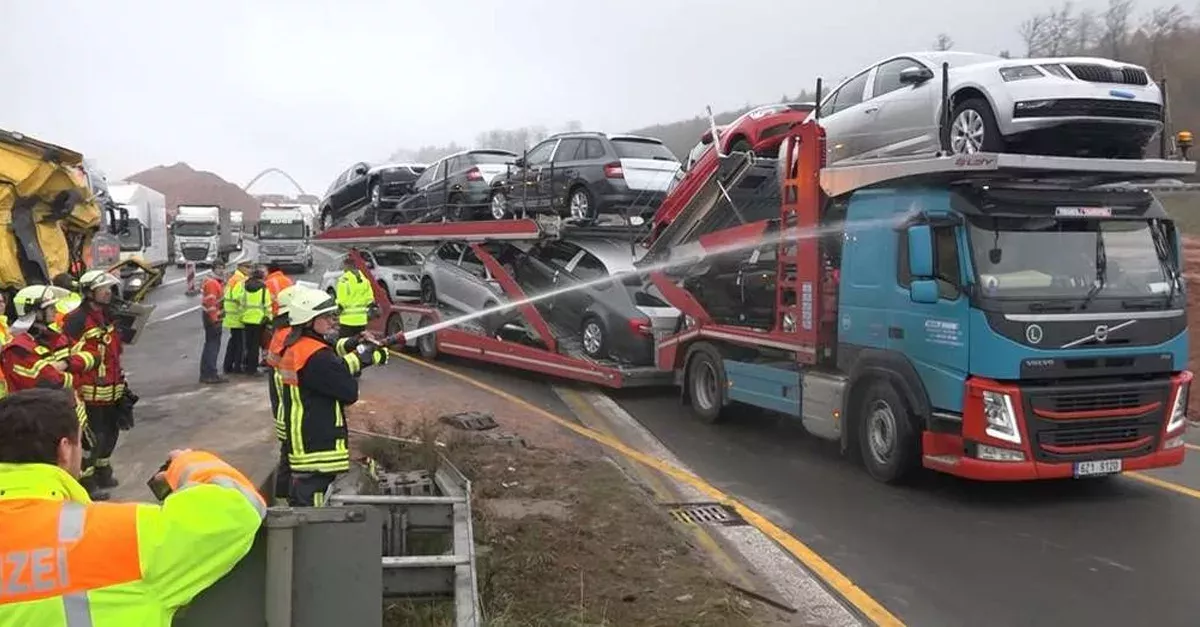 A3: Feuerwehr bespritzt LKW-Gaffer mit Wasser