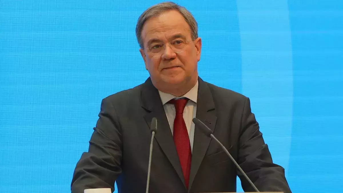 Fast so viel wie Angela Merkel: Das Konto von Kanzlerkandidat Armin Laschet ist prall gefüllt