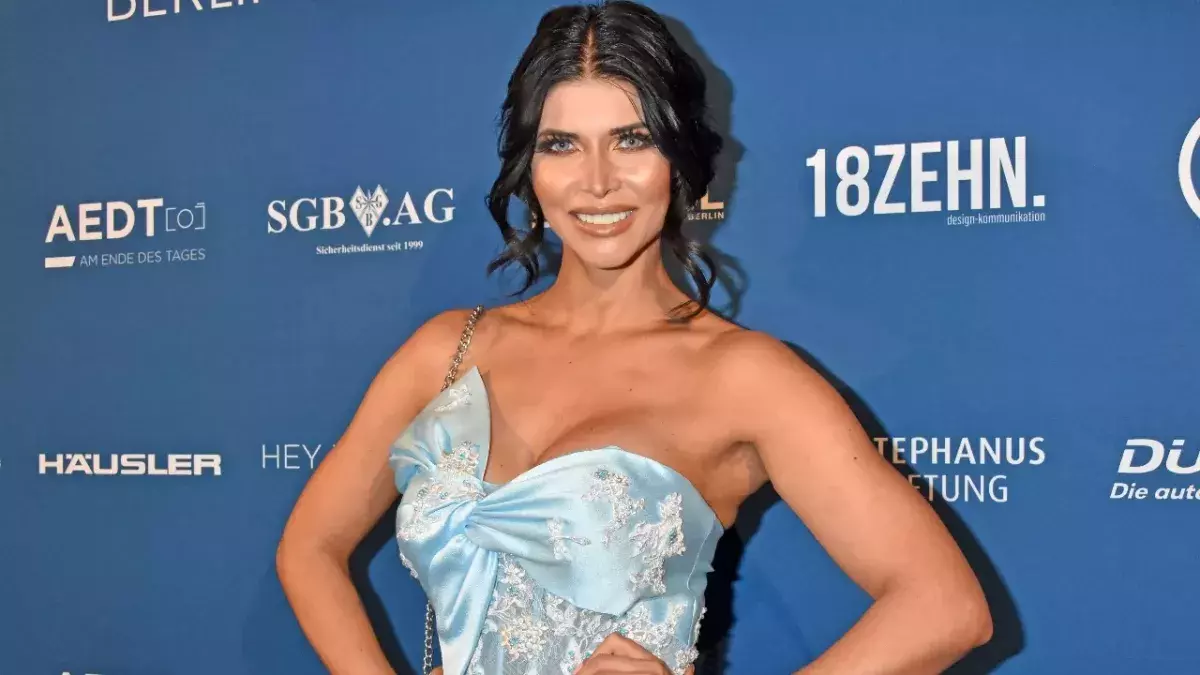 Micaela Schäfer geht unter die Wissenschaftler