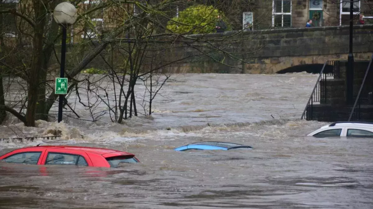 Autos stehen unter Wasser