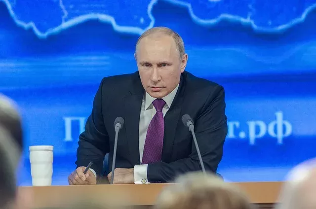 Entlarvt dieser Tisch Putins Doppelgänger?