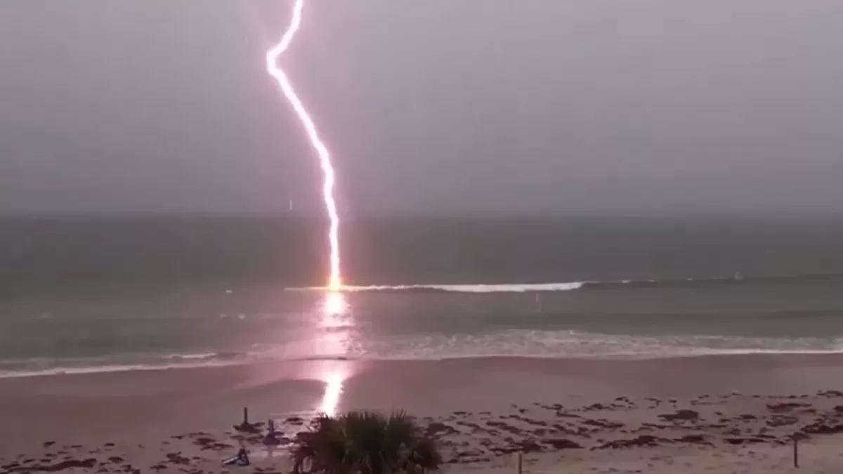 Slow-Motion: Blitz schlägt am Strand ein