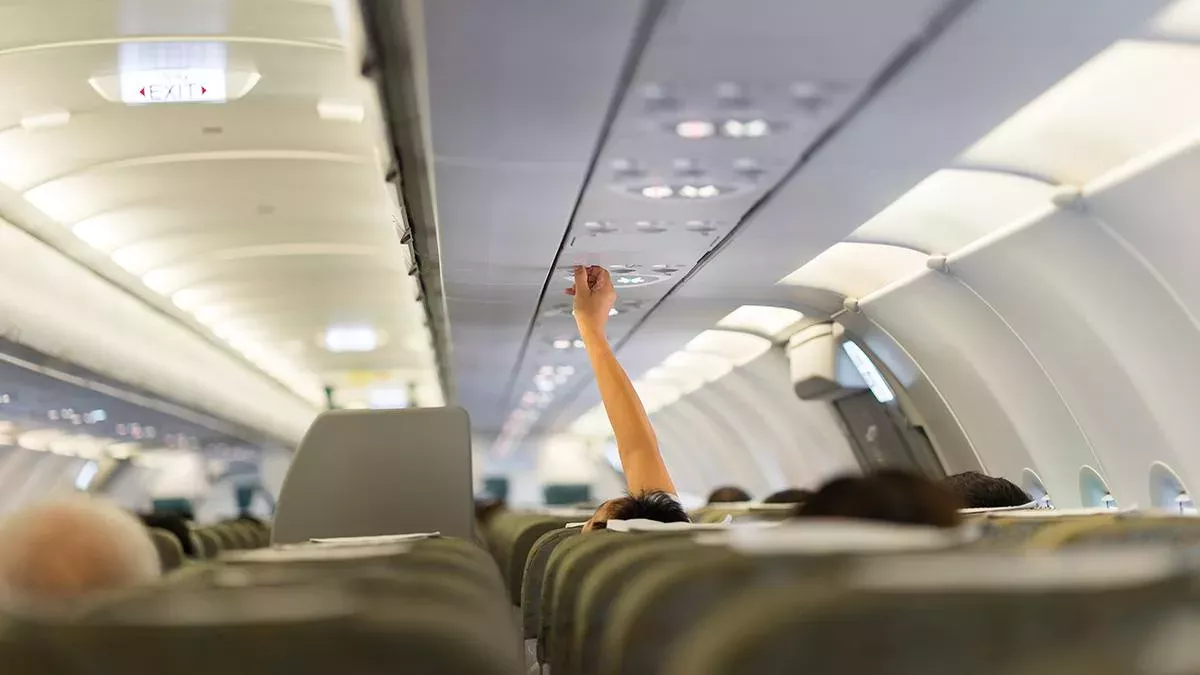 Die Klimaanlage ist im Flugzeug stets auf ein Maximum gestellt
