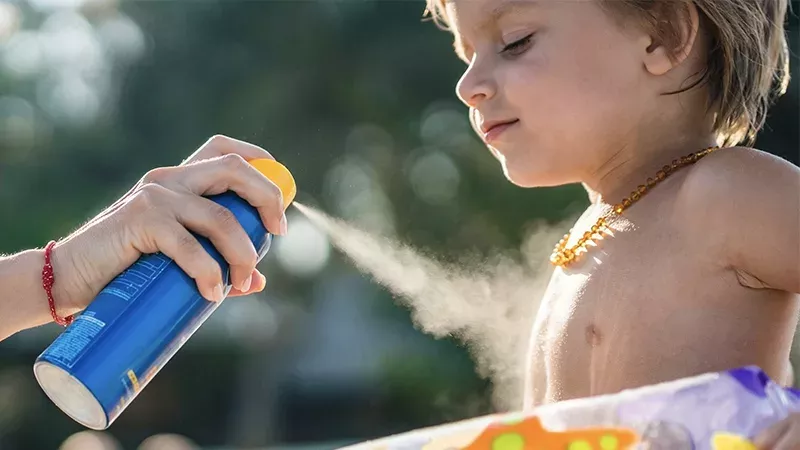 Das passiert, wenn man sich mit der falschen Sonnencreme in die Sonne legt