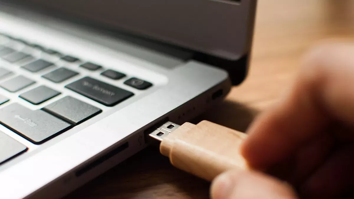 Ein USB-Stick am Computer