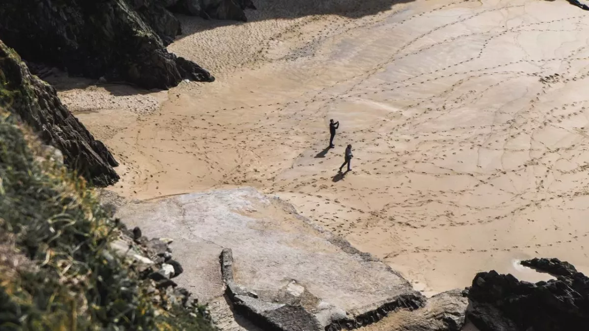 Zwei Menschen am Strand