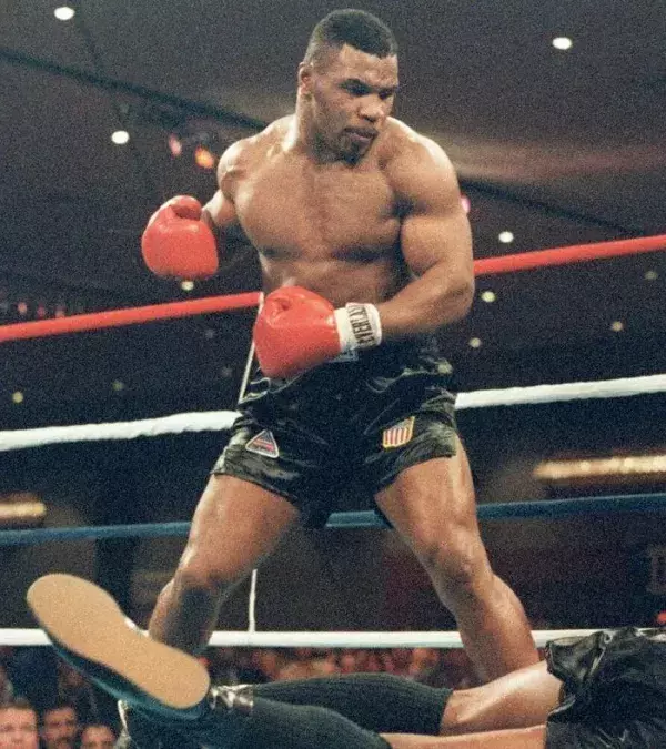1. Mike Tyson muss man nicht vorstellen. Seine Aggresivität und Brutalität im sowie außerhalb des Rings auch nicht. Er ist eine echte Naturgewalt und gewann 33 seiner 37 ersten Kämpfe durch KO.