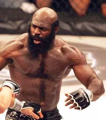 5. Kimbo Slice wurde durch seine Straßenkämpfe bekannt. Seine Aggressivität im Ring war legendär