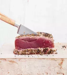 5: Sushi-Liebhaber werden sich freuen: Eine gewürztes Thunfisch-Steak enthält etwa 26g Eiweiß. Das entspricht einem Viertel des Tagesbedarfs. In 100g Thunfisch sind 30g Proteine vorhanden.