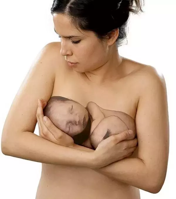 Als würde die Frau wirklich ein Baby im Arm halten