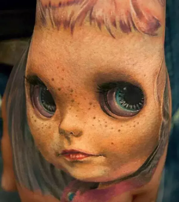 Das Portrait dieses Mädchens auf der Hand ist wirklich seltsam anzusehen