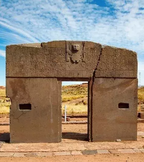 Das Sonnentor von Tiwanaku, Bolivien. Die Inschriften konnten noch nicht entziffert werden.