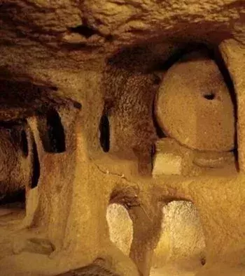 Den Zweck dieser, in der Steinzeit konstruierten Tunnel haben die Archäologen noch nicht entdeckt...