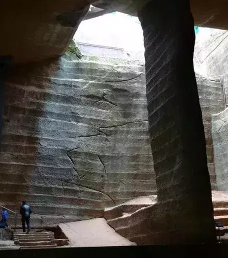Die Longyou-Grotten in Ost-China. Sie wurden von Menschenhand 300 Jahre vor Christus angelegt.