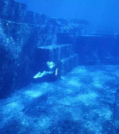 Die Unterwasserpyramiden von Yonaguni wurden 1985 in Japan entdeckt.