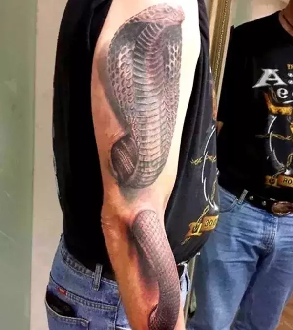 Diese Kobra sieht einfach echt aus. Wahnsinn!