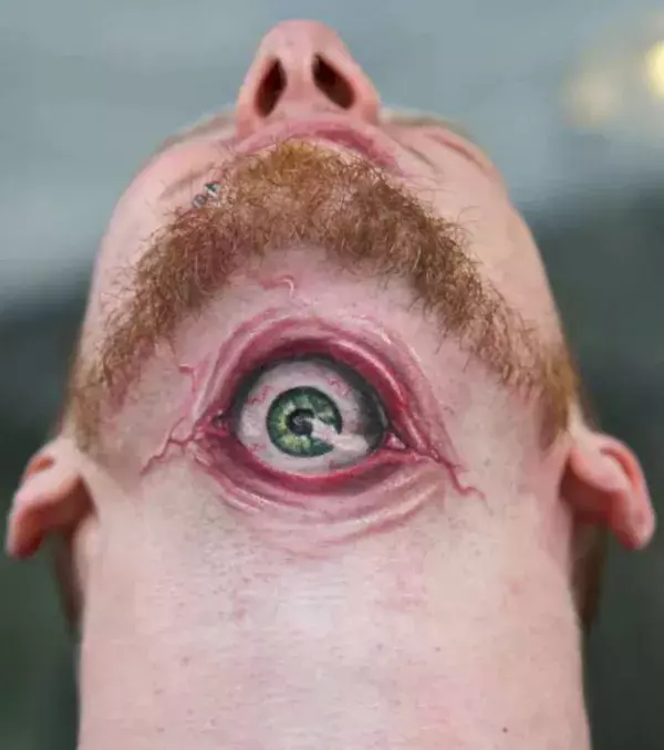 Dieses Tattoo könnte kaum gruseliger sein