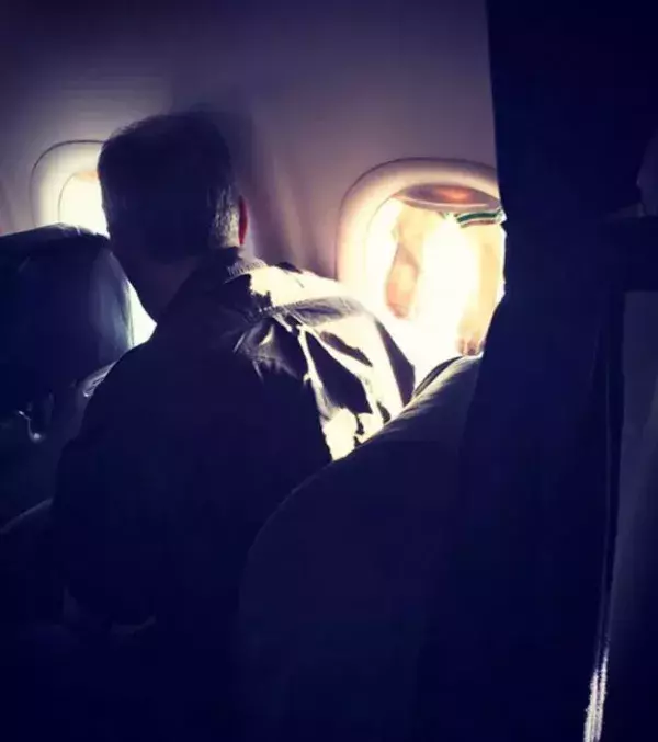 Ein besonderer Preis geht an diesen Mann, der seine Socken am Flugzeugfenster trocknen lässt!