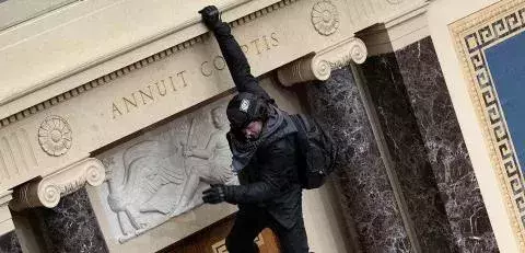 Ein Demonstrant hängt von einem Balkon