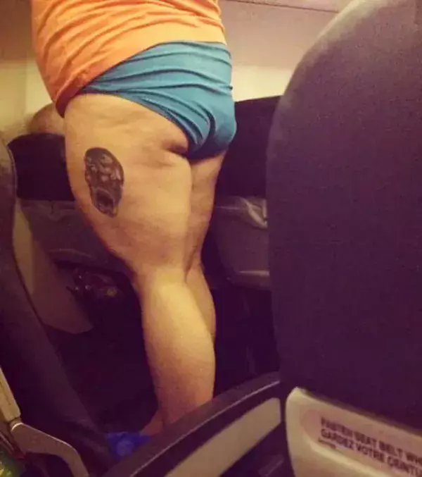 Ein Flugzeug ist keine Umkleidekabine!